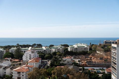 Magnificent and exclusive 3-bedroom apartment, entirely renovated with extreme taste and excellent materials/finishes. With a gross private area of 205m2 and set in a prestigious building in the center of Cascais, with a concierge, this beautiful apa...