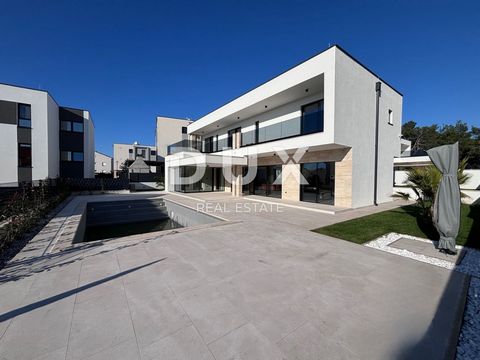 ZADAR - Moderne luxe villa met zwembad Een prachtige villa in een nieuw gebouw in Zadar staat te koop. Deze moderne villa met zwembad met een totaal woonoppervlak van 215 m2 is gebouwd op een perceel van 578 m2. Het bestaat uit een begane grond en ee...