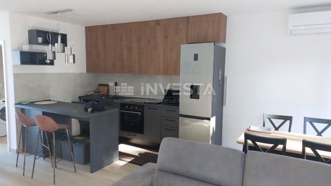 À proximité immédiate du centre de Poreč, une maison mitoyenne neuve de 87 m² est à vendre. La maison s'étend sur deux niveaux : rez-de-chaussée et étage. REZ-DE-CHAUSSÉE : hall d'entrée salon avec cuisine et salle à manger en open space terrasse ave...