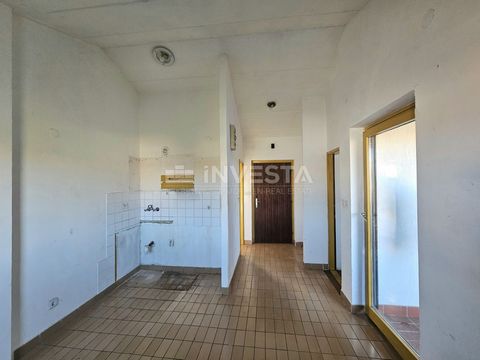 Een appartement van 33,95 m² is te koop op de eerste verdieping van het gebouw. Het gebouw bestaat uit 2 appartementen, één op de begane grond en de andere op de eerste verdieping. Aangezien het gebouw niet is opgesplitst in aparte eenheden, wordt ee...