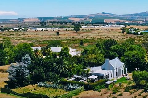 Una oportunidad fantástica para una inversión comercial en las afueras de Stellenbosch. Rodeado de granjas vinícolas en una ubicación privilegiada en las afueras de Stellenbosch, cerca de las principales rutas. La propiedad consta de un restaurante d...