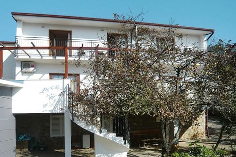 In ruhiger Hanglage bietet Ihnen das Ferienhaus vier modern und gut ausgestattete Ferienwohnungen mit Meerblick. Die Apartments im ersten und zweiten Obergeschoss verfügen jeweils über eine private Terrasse und / oder einen Balkon und bieten zwischen...