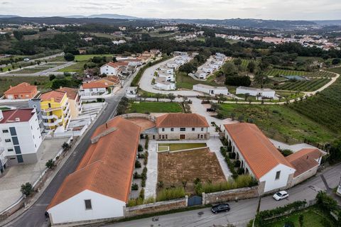 Nieuwe villa met 2 slaapkamers in het proces van het afronden van het werk, met verwarmd zwembad, en ook met de mogelijkheid om te worden omgezet in T2+2 (plus 50.000), ingevoegd in een luxe condominium/boerderij/ met een totaal van 16 hectare totale...