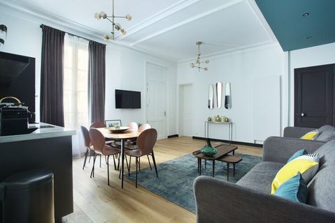 Sublime et neuf appartement, décoré avec goût, moderne, élégant et chaleureux, situé dans un magnifique immeuble haussmannien au cœur du luxueux 7ème arrondissement de Paris. Ce 2 pièces a été refait à neuf, est entièrement équipé et dispose d'équipe...