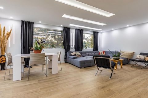 Setclaus presenta este espectacular chalet independiente, una vivienda que destaca por su amplitud, diseño moderno y ubicación privilegiada en la prestigiosa urbanización Mas Ram. Con 295 m² construidos y un jardín privado de 400 m², esta propiedad o...