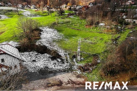 Wij bemiddelen bij de verkoop van bouwgrond in het dorp Dobeno in de gemeente Mengeš. Land door volgens GURS-gegevens meet het 942 m2 en vertegenwoordigt het 520 m2 landelijk vestigingsgebied en 422 m2 landbouwgrond. De aansluitingen bevinden zich di...