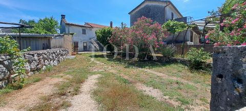 Location: Primorsko-goranska županija, Dobrinj, Dobrinj. Two old stone houses in a row for renovation in a quiet location near Dobrinj are for sale. The stone houses are located on a flat plot of 495 m2. The total living area of both houses is 226.58...