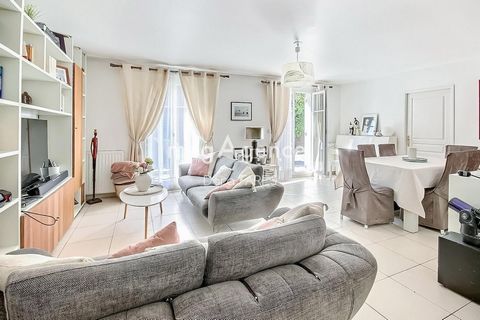 Nous vous présentons cette très jolie maison sur Wissous de 6P d'une superficie de 160M² habitable et 141m² carrez sur un terrain de 196m²dans le quartier Saint Eloi. La maison se situe à 20 minutes en bus avec le 297 de la gare RER d'Antony et à 10 ...