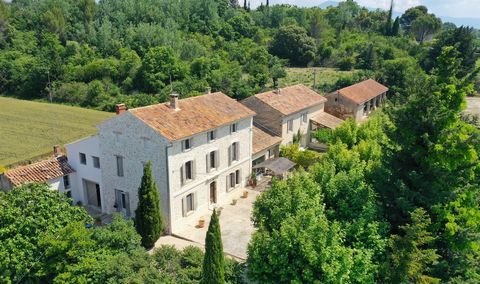 À quelques minutes du coeur du village d'Aubignan, en campagne, une belle allée de chênes nous emmène avec deux accès distincst jusquà: une superbe bâtisse en pierres de 1900 de 261 m2 et une seconde maison d'habitation sur un terrain de 6 hectares. ...