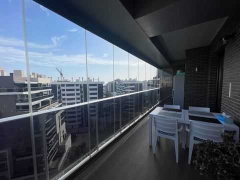 Wohnen Sie in einem Penthouse mit Meerblick in Pau 5, Alicante! Preis: 745.000€ Beeindruckendes Penthouse in der Gegend von Pau 5 in Alicante, mit 95 m² Fläche und 3 Schlafzimmern und 2 Bädern, bezugsfertig. Genießen Sie eine voll ausgestattete Küche...