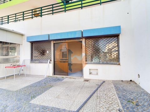 STORE FOR SALE IN MONTE GORDO. Store well located, close to the avenue by the sea in Monte Gordo, available for sale. The store facade has two large windows, doors and windows with security bars. The store has an area of 65.85 m2 and a bathroom. Book...