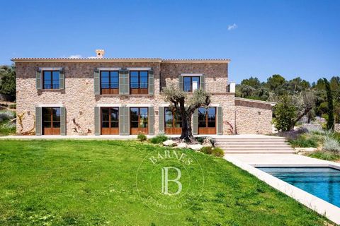 BARNES Mallorca presenta esta suntuosa villa reciente, diseñada por un reconocido arquitecto y diseñada por artesanos locales utilizando auténticos materiales mallorquines de muy alta calidad. Esta propiedad con sus encantos únicos se encuentra al fi...