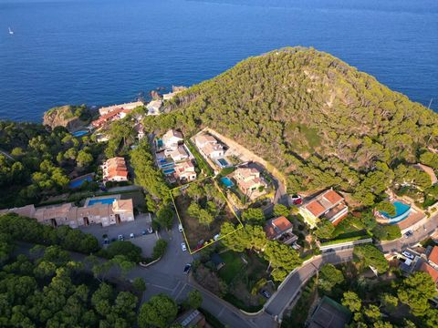 Este terreno edificable de 893 m², ubicado en una zona exclusiva, ofrece una oportunidad única para diseñar su casa de ensueño en uno de los pueblos más bonitos y destacados de toda la Costa Brava. No dude en ponerse en contacto con nosotros si desea...