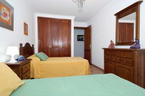 In het gezellige dorpscentrum van Playa Blanca vindt u dit comfortabele appartement met 4 slaapkamers. Met een capaciteit voor 8 gasten is deze accommodatie perfect voor een kleine groep en gezinnen op vakantie. Dit appartement is gelegen in het cent...