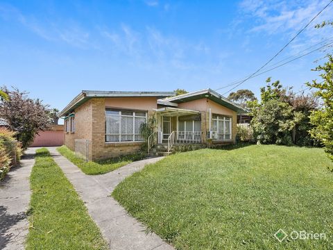 Auf einem großzügigen Grundstück von 732 m² und in der begehrten Glen Waverley Secondary School-Zone gelegen, bietet Ihnen diese Immobilie die Möglichkeit, Ihr Traumhaus zu bauen, Stadthäuser (STCA) zu entwerfen und zu bauen oder die Immobilie als Pr...