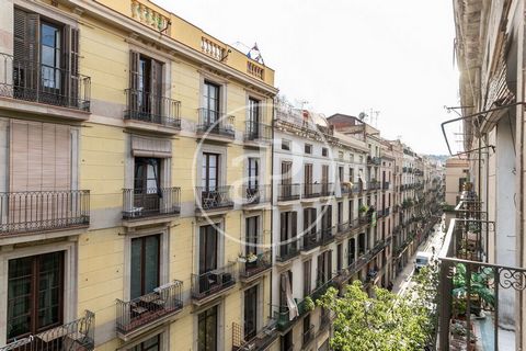 MAGNIFICA OPORTUNIDAD DE INVERSIÓN A POCOS PASOS DE LA RAMBLA A pocos pasos de la Rambla y del Gran Teatro del Liceu, rodeado de todos tipos de servicios, de transporte y de oferta cultural y restauración, encontramos esta fantástica propiedad amplia...