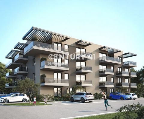 POREČ, NIEUW GEBOUW, GELIJKVLOERS APPARTEMENT MET EEN SLAAPKAMER, TUIN, VLAKBIJ HET STRAND Te koop is een appartement in een hoogwaardig, modern nieuw gebouw met een lift op een aantrekkelijke locatie nabij de zee - op slechts 10 minuten lopen van he...