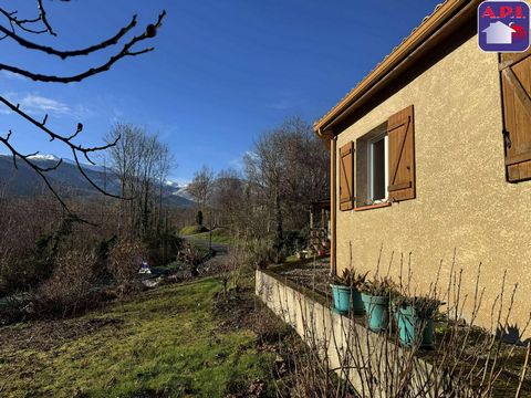 LA BARGUILLERE In het hart van de Barguillere-vallei kunt u dit charmante gelijkvloerse huis met een groot stuk grond ontdekken. Het bestaat uit een open keuken die uitkomt op een grote woonkamer met insert, drie slaapkamers, een badkamer en een klei...