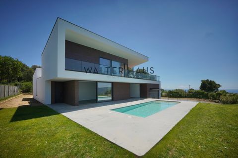 Este chalet de lujo de obra nueva a estrenar , situado en la exclusiva zona del Golf en Mas Nou, Platja d’Aro, destaca por sus 381 m² construidos en una amplia parcela de 1.467 m². Con un diseño contemporáneo que combina elegancia y funcionalidad, es...