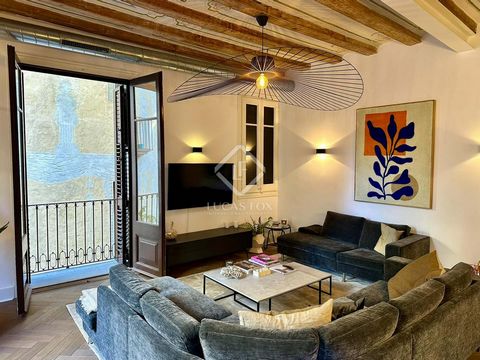 Vivienda totalmente renovada en el corazón del Borne, a pocos metros del Palacio de la Música y vía Layetana, en una finca histórica de 1936. El piso tiene mucho estilo y ha sido renovado y amueblado con mucho gusto y elegancia. El contraste entre lo...