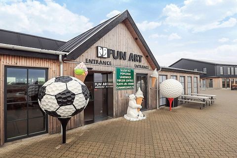 Fun Art in Blokhus ist nicht nur ein Freizeitpark mit innovativen und besonderen Ferienwohnungen - es ist ein Erlebnis für die ganze Familie! Neben den schönen Ferienwohnungen finden Sie hier alles von Trampolinparks und Spielplätzen bis hin zu Straß...