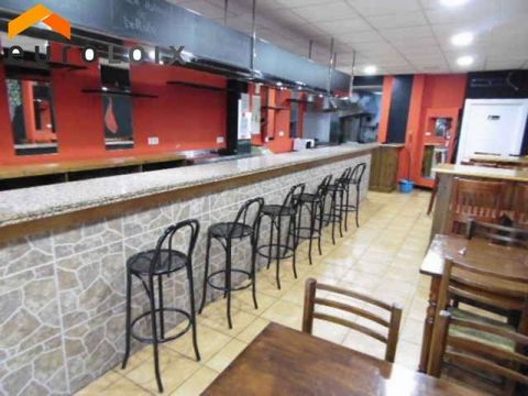 Barrestaurant in Benidorm in het centrum Het bestaat uit 70 m2 met twee toiletten ingerichte keuken steengoedvloer magazijn badkamer aangepast voor gehandicapten airconditioning met koude warmtepomp ingericht en uitgerust Met geldige licentie