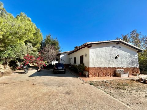 Un verdadero oasis de paz y tranquilidad Preciosa casa de campo situada en el pueblo de Castellonet de la Conquesta muy cerca de Palma de Gandia La propiedad se distribuye en 1 sola planta y consta de 4 dormitorios 1 de ellos convertido en vestidor 1...