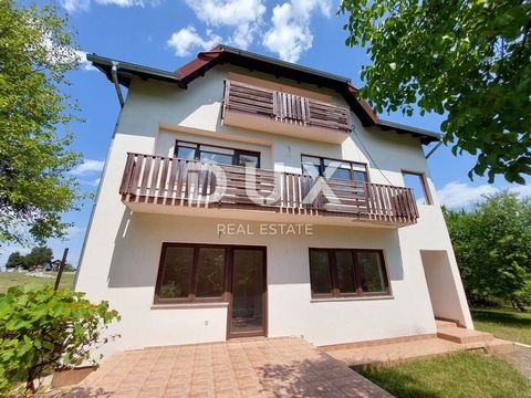 Location: Ličko-senjska županija, Plitvička Jezera, Smoljanac. LIKA, PLITVIČKA JEZERA - Renoviertes Haus mit Schwimmbad in der Natur Ein geräumiges Haus zum Verkauf in Drežnik Grad in der Nähe der Plitvicer Seen. Das Gebäude mit einer Gesamtfläche vo...