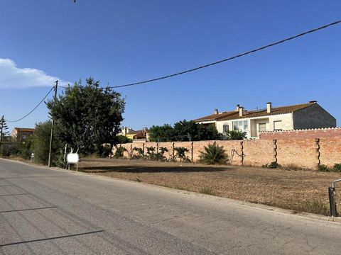 Propiedad en venta en la encantadora localidad de Vilamacolum, ubicada a escasos 13 km de Figueres y a 20 km de Roses. La casa se distribuye en dos niveles: una planta baja espaciosa de 275 m2 adem?s, cuenta con un amplio local anexo, anteriormente u...