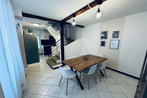 Discover a comfortable private room on the 2nd floor of a charming townhouse in the heart of Béziers, managed by Valras’Loc. Perfect for a solo traveler or a couple, the room features a 140 cm double bed, a work desk, and storage space. Enjoy a calm ...