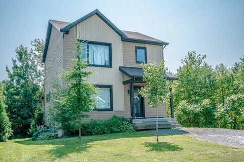 Vivez au rythme de la montagne dans cette superbe maison à deux étages construite en 2018, située au coeur d'un secteur familial recherché à Beaupré. Clé en main et impeccablement entretenue, elle offre un sous-sol entièrement aménagé pour répondre à...
