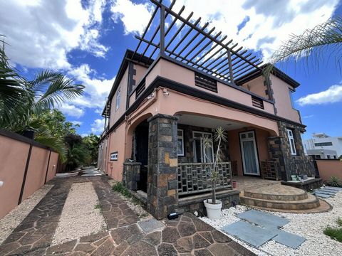 We zijn verheugd om deze prachtige Mauritiaanse villa te koop aan te bieden. Gelegen op een perceel van 559m² beschikt deze woning over 5 ruime slaapkamers, een kantoor om in alle rust te werken en 3 moderne badkamers. U kunt genieten van een privézw...