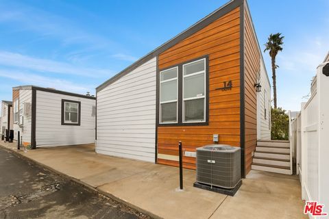 Ontdek de perfecte mix van comfort en gemak in dit prachtige huis met 3 slaapkamers en 2 badkamers, dat van jou kan zijn met slechts 5% KORTING! Dit gezellige huis, gelegen in de levendige gemeenschap van North Hollywood, beslaat 900 vierkante meter ...