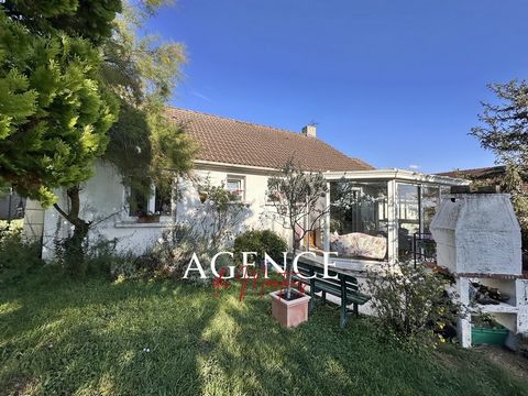 89 - Région SERGINES, à 5 mn des principaux commerces, dans village campagnard, sur 1580 m2 de jardin arboré et clos, jolie vue dégagée, PAVILLON TRADITIONNEL sur vide-sanitaire, de plain-pied, en très bon état général, bien entretenu : entrée, cuisi...