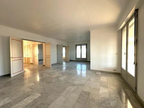 Location vide, APPARTEMENT D'EXCEPTION VIDE EN DUPLEX ALLÉES PAUL RIQUET, BÉZIERS Offrez-vous un cadre de vie unique en plein coeur de Béziers avec ce somptueux appartement en duplex de 269 m², situé aux 5e et 6e étages d'un immeuble de prestige, ave...