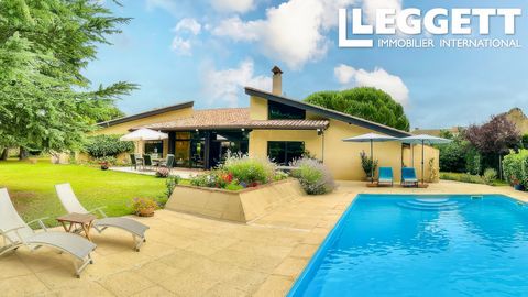 A22814DOB24 - Belle maison d'architecte avec sa piscine et jardin arboré. Elle comprend 8 pièces principales dont au rez-de-chaussée un grand séjour spacieux avec cheminée et sa salle à manger indépendante. Superbe cuisine équipée avec son coin repas...