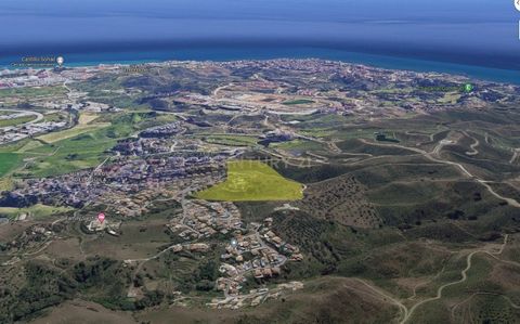 Terrain à vendre à Cerros del Águila, Mijas Costa - Málaga Superficie totale 6965m2 Terrain aménageable fantastique et spacieux, situé dans une zone privilégiée, à côté du Cerro del Águila Golf & Resort, du club équestre, du centre commercial Miramar...