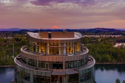 Leef op het toppunt van luxe in Portland in dit unieke penthouse op de volledige verdieping bovenop de iconische John Ross aan de South Waterfront. Deze residentie van 4.865 m² ligt 325 voet boven de stad en biedt een ongeëvenaard 360-graden uitzicht...