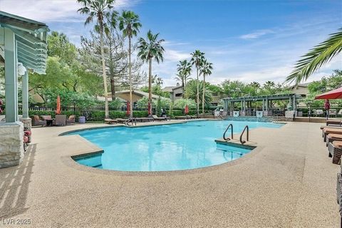 FAITES L’EXPÉRIENCE DE LA VIE DE LUXE DANS CE SUPERBE CONDO DE 2 CHAMBRES ET 2 SALLES DE BAIN AVEC UN GARAGE POUR 2 VOITURES, SITUÉ DANS LA PRESTIGIEUSE COMMUNAUTÉ FERMÉE DE RED HILLS À SUMMERLIN. PROFITEZ DES COMMODITÉS DE STYLE COMPLEXE TELLES QU’U...