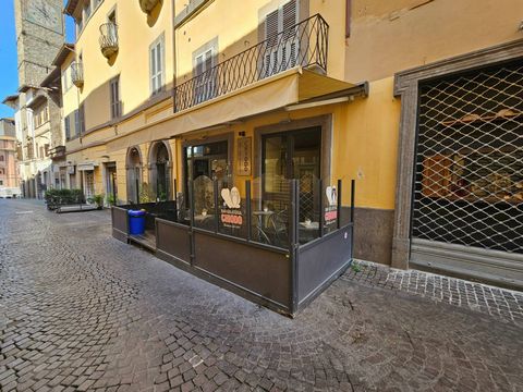 Vendesi Storica Attività di Bar + locale commerciale Nel cuore del centro storico di Viterbo, a pochi passi dai principali luoghi di interesse turistico e culturale, si propone in vendita una storica attività di bar, la prima bottega del centro, con ...