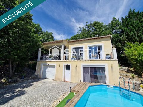 Maison traditionnelle avec piscine, jardin et garage.