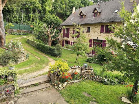 Grande Maison + Gîte de 7 chambres avec piscine. Calme, espace, lumière, proximité de Figeac et future voie verte.