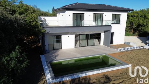 iad France - David Crozet vous propose: SUPERBE MAISON NEUVE AVEC PISCINE A MALATAVERNE. Cette magnifique maison d'une surface habitable de 129 m² implantée sur un terrain de 753 m² offre un cadre de vie paisible pour toute la famille. Le rez-de-chau...
