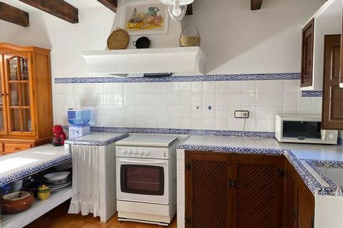 Verblijf in dit geweldige vakantiehuis in Almeria met je familie of vrienden. Er is een mooie privétuin waar je kunt zitten en ontspannen terwijl je geniet van heerlijke maaltijden en drankjes. De airconditioning in elke kamer zorgt ervoor dat het hu...