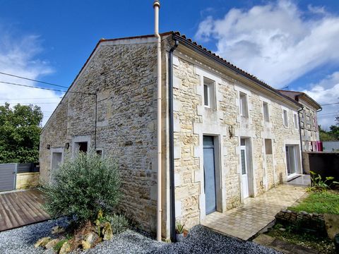 SAINT SAVINIEN proche, sur la commune de Archingeay. Charmante maison en pierres d'environ 158 m² habitables avec jardin. Grande cuisine entièrement équipée, séjour, salon, 4 chambres, 1 bureau, salle d'eau, 2 wc et une pièce de 12 m² non comptabilis...