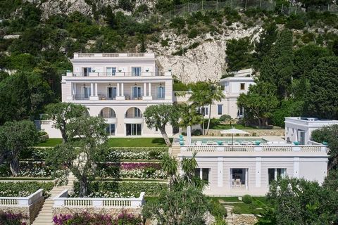 Cap d'Ail - Te koop - Uitzonderlijk pand uit de jaren 1900/1910 van 550 m² met een betoverend panorama op de zee en het Prinselijk Paleis van het Prinsdom Monaco. Belangrijkste kenmerken: - 8 slaapkamers - 8 badkamers - Zwembad - Terrein van circa 24...