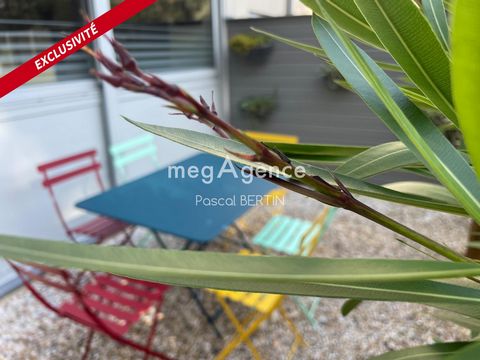 Situé à Jard-sur-Mer, charmante commune côtière prisée pour sa proximité avec la mer et ses plages, cet appartement bénéficie d'un environnement calme et d'une vue dégagée sur la forêt environnante, la résidence sécurisée est dotée d'une piscine, d'u...