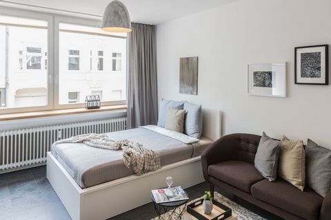 Der Wohn-/Schlafbereich ist mit einem gemütlichen Bett und einem Smart-TV ausgestattet. Die ausgewogene Mischung aus klassischen Elementen und modernem Design beschreibt das Badezimmer mit Dusche und Fenster. Die Küchennische bietet Ihnen alles für d...