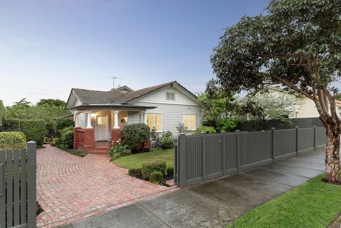 Laat u betoveren door dit aantrekkelijke Californische huis uit 1930, versterkt door een uitstekend door een architect ontworpen renovatie en split-level uitbreiding die is ontworpen om te profiteren van een voorkeursaspect aan de noordelijke achterz...