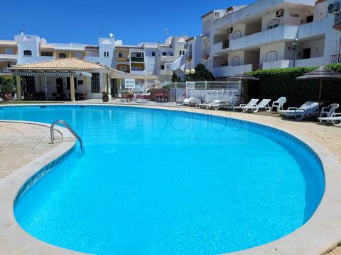 Gemeubileerd appartement met 2 slaapkamers te koop, op de begane grond, gelegen in de urbanisatie Vale Caranguejo, Tavira. Het appartement bestaat uit twee slaapkamers met inbouwkasten, een ruime badkamer met ligbad, woonkamer en keuken uitgerust in ...